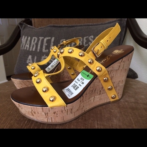 - New - Juice Couture mustard yellow sandal - Picture 2 of 3